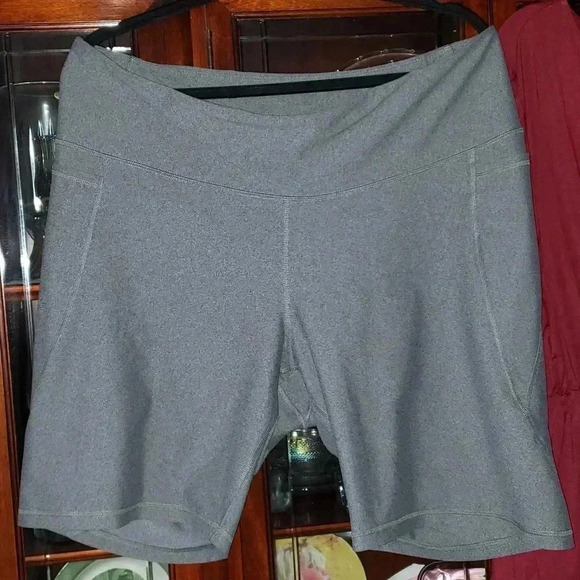 Womens Bundle OLD NAVY and IN' VOLAND Tops and Shorts - Picture 5 of 14